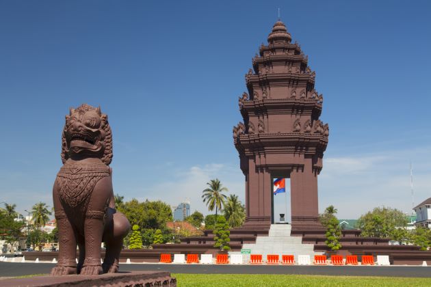 independence monument in phnom penh cambodia