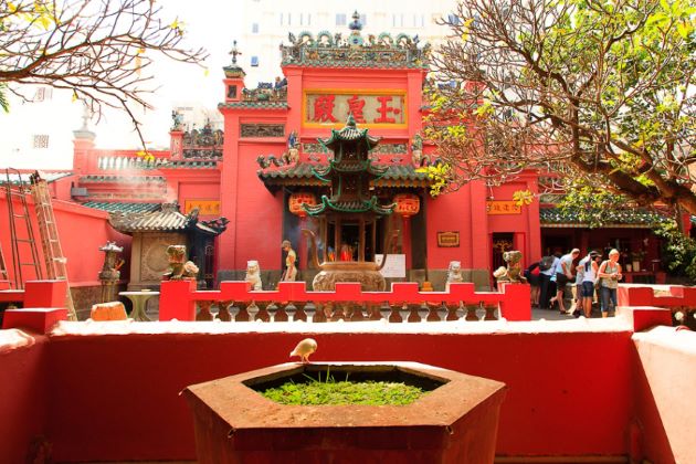 jade emperor pagoda in saigon